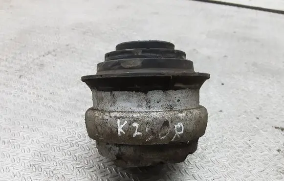 Mercedes-Benz E W211 Engine mount bracket