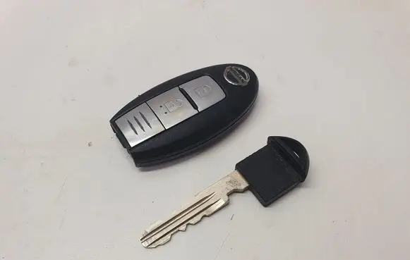 Nissan Juke I F15 Ignition key/card 