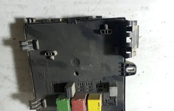 Opel Zafira B Fuse box set 13205777