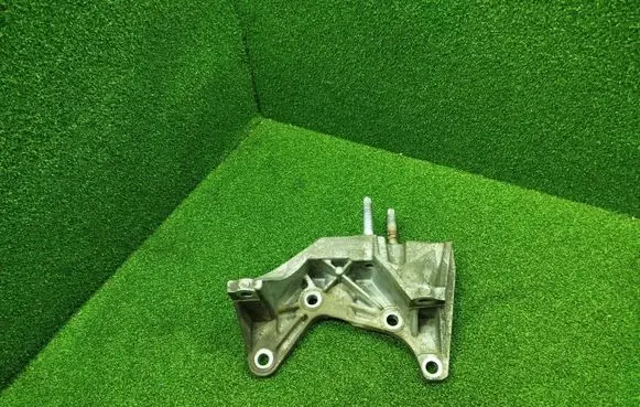 Engine mounting bracket