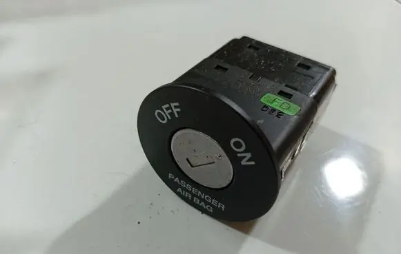 Passenger airbag on/off switch