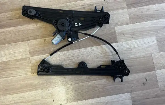 Opel Astra L Front door electric window regulator 9830815180 LE22351105
