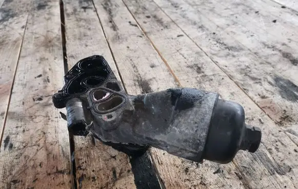 Oil filter mounting bracket