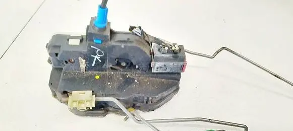 Opel Astra J Front door lock 09J161