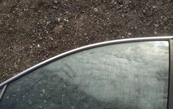 Honda CR-V Front door window glass four-door as2