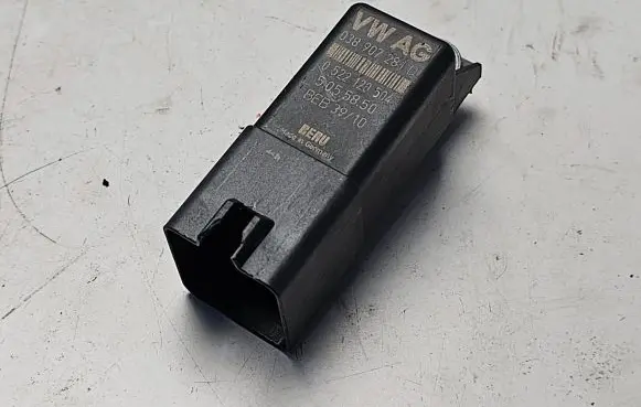 Volkswagen Golf V Glow plug pre-heat relay 038907281D 5055850 0522120504