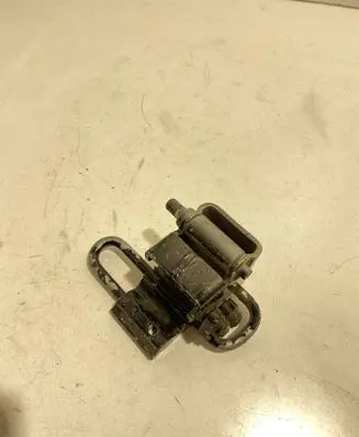 Audi A6 S6 C6 4F Rear door lower hinge 8E0833411
