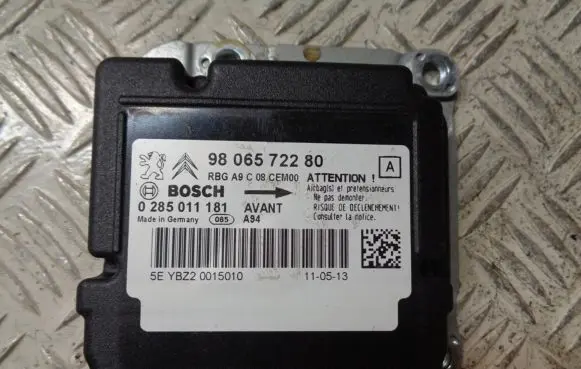 Peugeot 2008 I Air suspension control unit module (rear) 9806572280