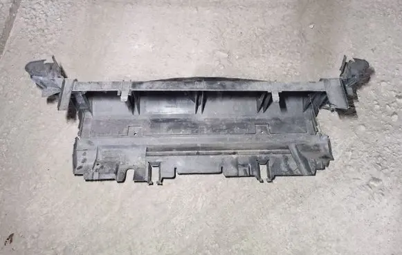 Mercedes-Benz E C207 W207 Intercooler air guide/duct channel A2075050430