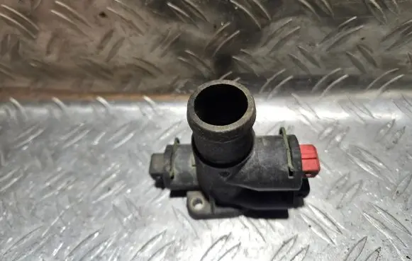 Volkswagen Golf II Engine coolant pipe/hose 037121132B