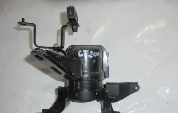 Lexus CT 200H Engine mount bracket