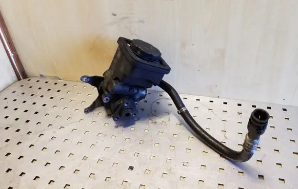 BMW 5 E60 E61 Power steering pump 7693974101