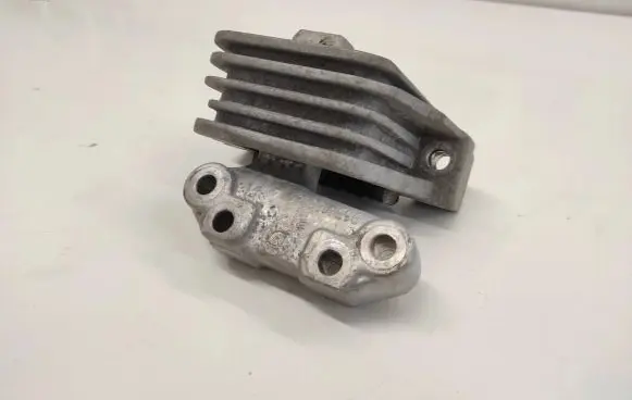 Peugeot 207 CC Engine mount bracket 9654166080