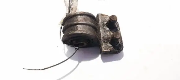 Volvo V70 Engine mount bracket