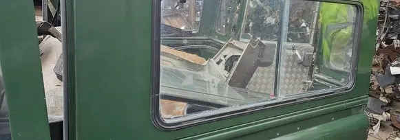 Land Rover Defender Side middle window/glass 