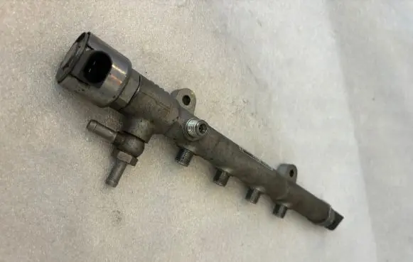 Mercedes-Benz C W204 Fuel main line pipe A6510700595 R9144Z230A 6510700595