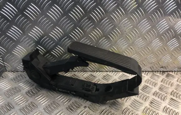 Mercedes-Benz CLK A209 C209 Accelerator throttle pedal 2033000704
