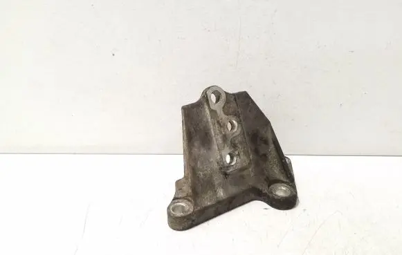 Nissan X-Trail T30 Engine mounting bracket