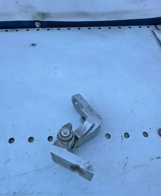Volkswagen Touran I Rear door upper hinge