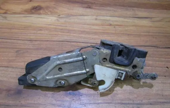 Opel Calibra Front door lock 90377703