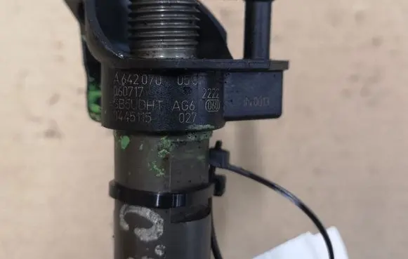 Mercedes-Benz ML W164 Fuel injector 0445115027 A6420700587