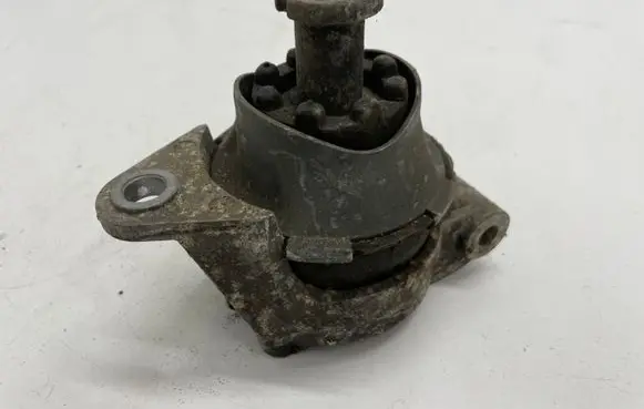 Opel Zafira B Engine mount bracket
