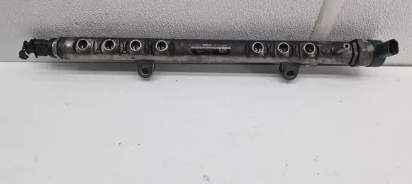 Volvo V70 Fuel distributor 17021715 0445215025 30777759