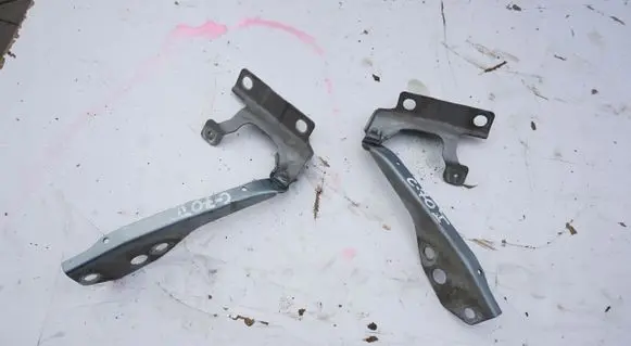 Engine bonnet/hood hinges