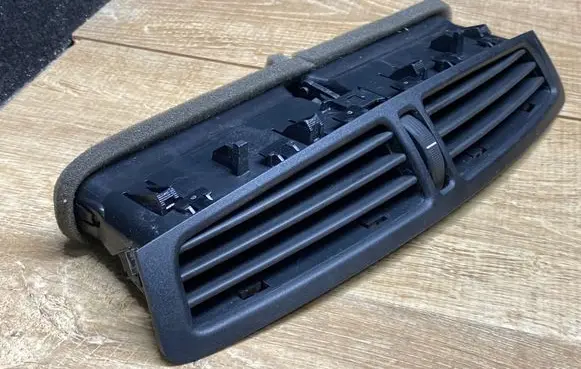 Ford Fiesta Dash center air vent grill 07468009