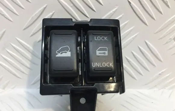 Nissan X-Trail T31 Central locking switch button 