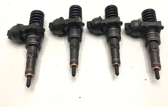 Volkswagen Golf V Fuel injectors set 038130073AG
