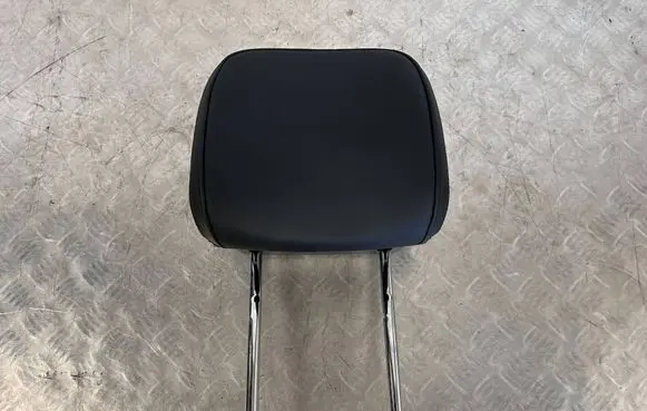 Porsche Macan (95B) Front seat headrest 