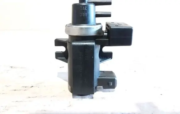 BMW 5 E39 Vacuum valve 72279600 2247906