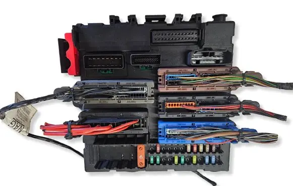 Opel Vectra C Fuse module 13205778 0120050901121740