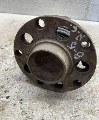 Volkswagen PASSAT B5 Rear wheel hub