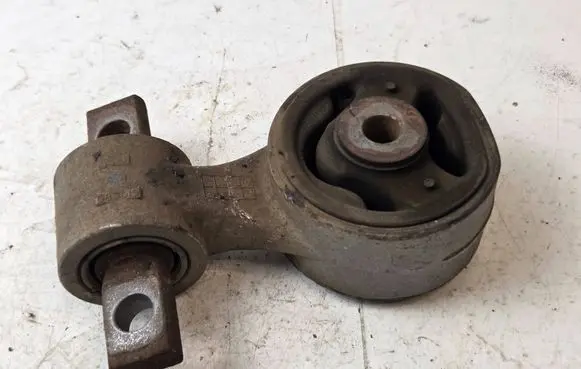 Honda CR-V Engine mount bracket 089019