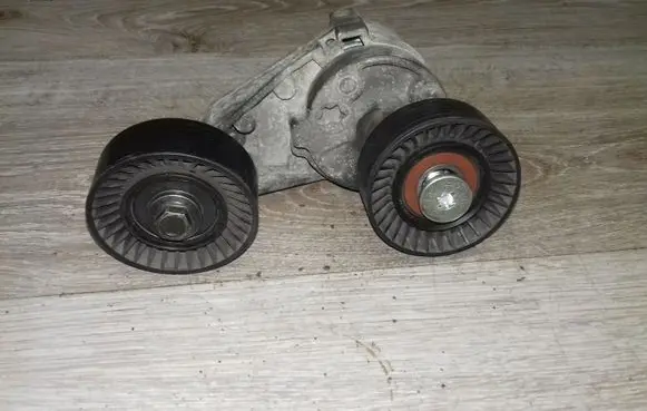 Volvo XC90 Alternator belt tensioner 30757056