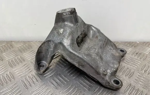 Engine mounting bracket