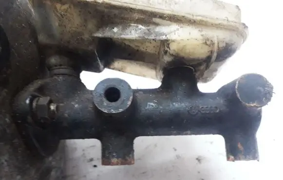 Volkswagen PASSAT B2 Master brake cylinder 321611307