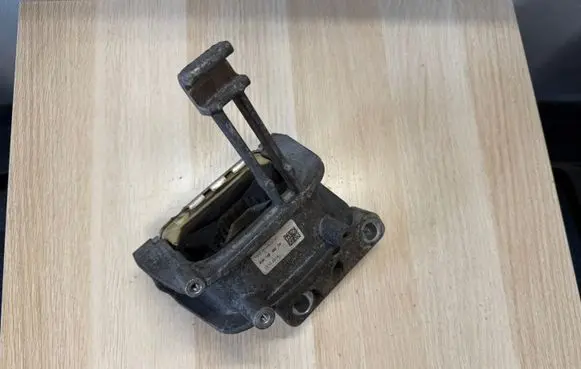 Engine mount bracket