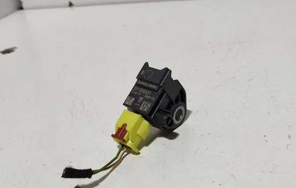 Volkswagen Jetta VI Airbag deployment crash/impact sensor 561959351