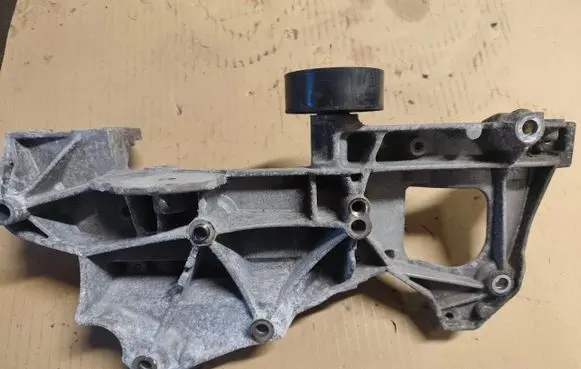 Peugeot 4007 Generator/alternator bracket 9661297180