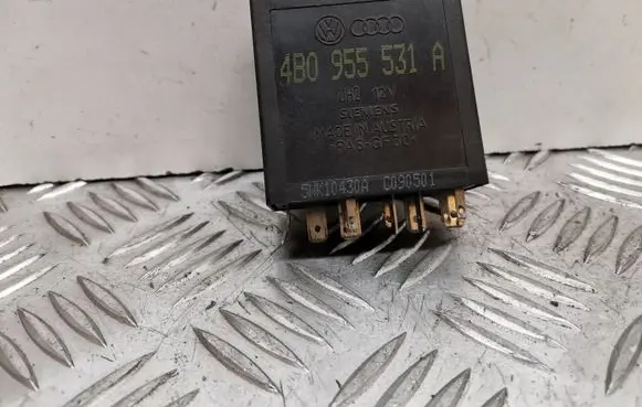 Volkswagen PASSAT B5.5 Window wiper relay 4B0955531A