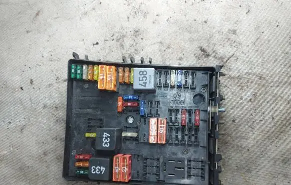 Volkswagen Touran I Fuse box set 1k0937124h