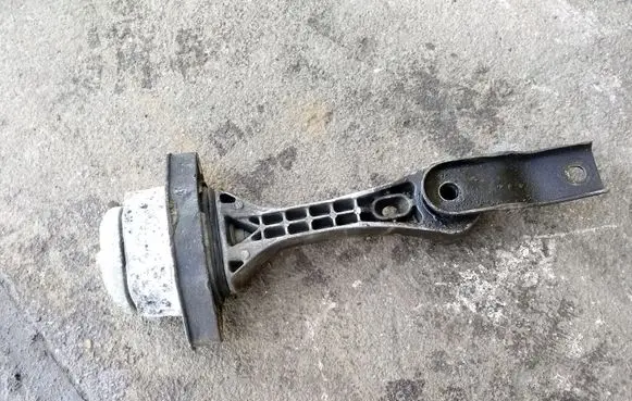Volkswagen Golf IV Engine mounting bracket 1J0199851