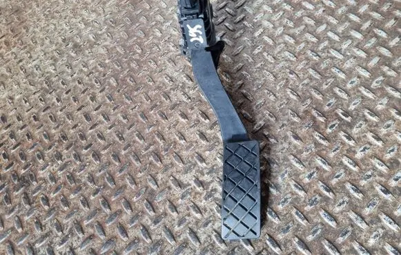 Accelerator throttle pedal