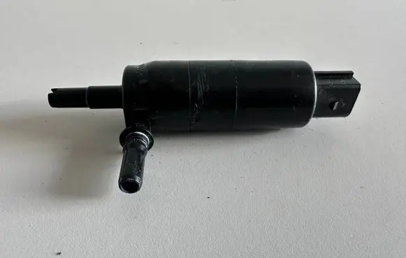BMW 5 E60 E61 Headlight washer pump 7217792 13264011 3323525