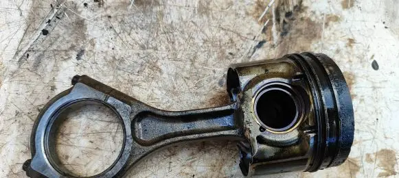 Subaru Forester SH Piston with connecting rod