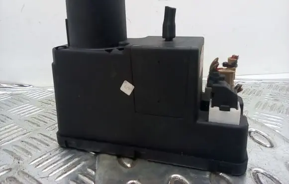 Audi 100 S4 C4 Central locking vacuum pump 4A0862257J 8TZ00652206