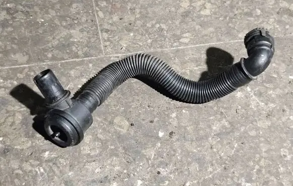Engine coolant pipe/hose
